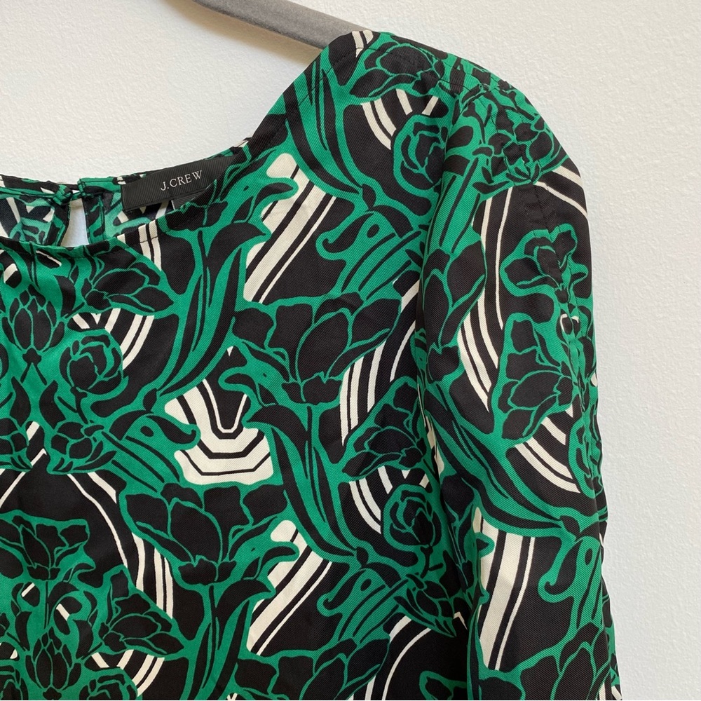 J Crew Faux Silk Green & Black Floral‎ Top - Picture 2 of 6